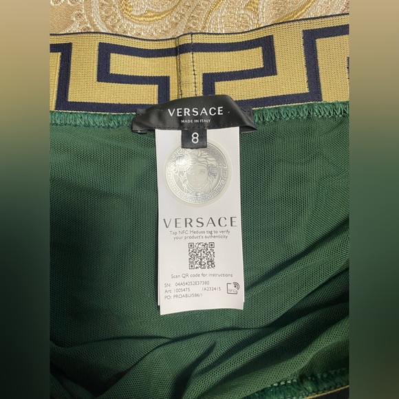 NWOT Versace Greca border men’s swim shorts size 8 brand new - Picture 2 of 4